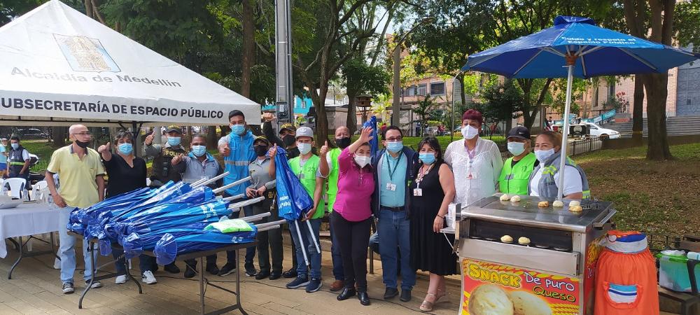 La Alcaldía de Medellín firma pacto de organización con los venteros del Parque de Villa Hermosa en la comuna 8