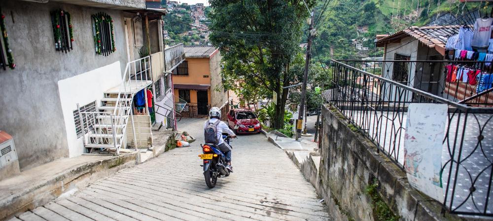En Medellín se renuevan 2.166 metros de vías en adoquín y en La Alcaldía de Medellín recupera 20 puntos de la ciudad en los que se tienen vías con estas características