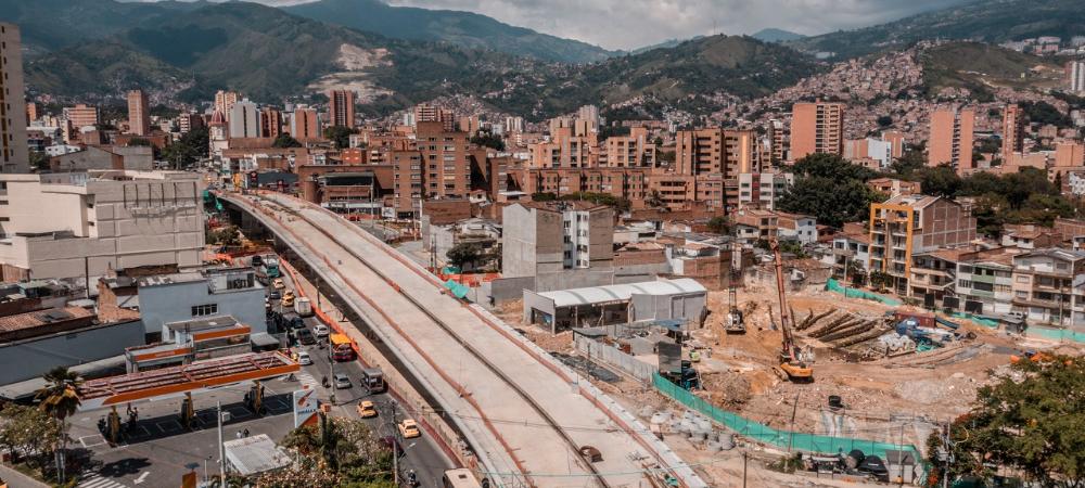 El año 2021 cierra con un nuevo hito en las obras de Medellín: culminó el vaciado de la losa superior del intercambio vial de San Juan
