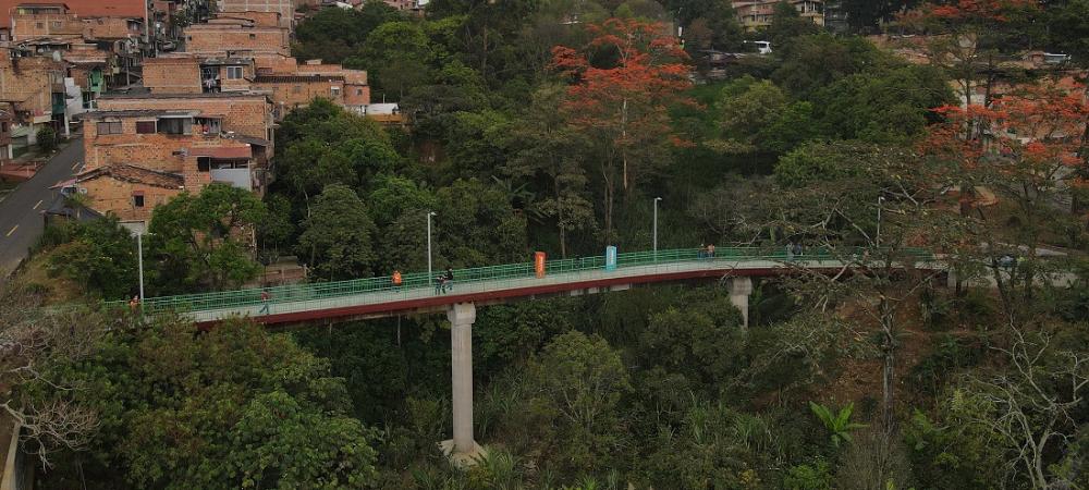 Más de 2.000 personas se benefician con nuevo puente peatonal que conecta a dos barrios de la comuna 3 - Manrique