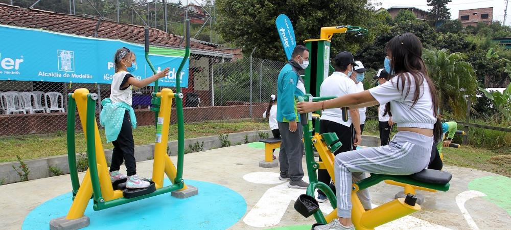 El INDER Medellín entregó en San Cristóbal y Belén los dos primeros gimnasios al aire libre renovados