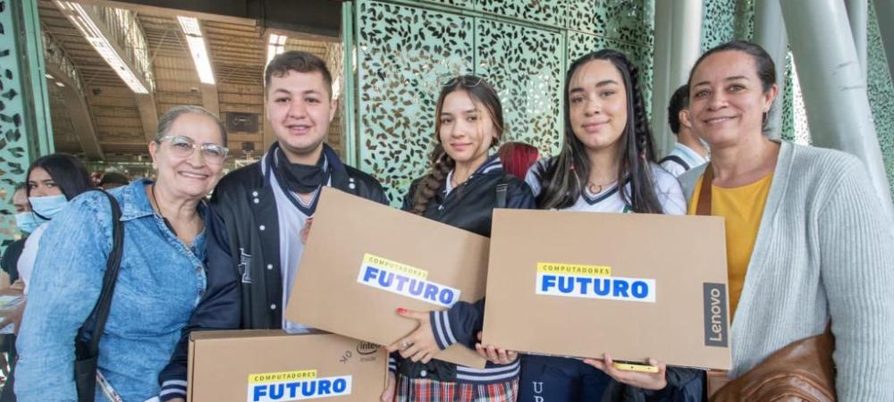 1.054 estudiantes de los corregimientos ya disfrutan de sus Computadores Futuro entregados por la Alcaldía de Medellín