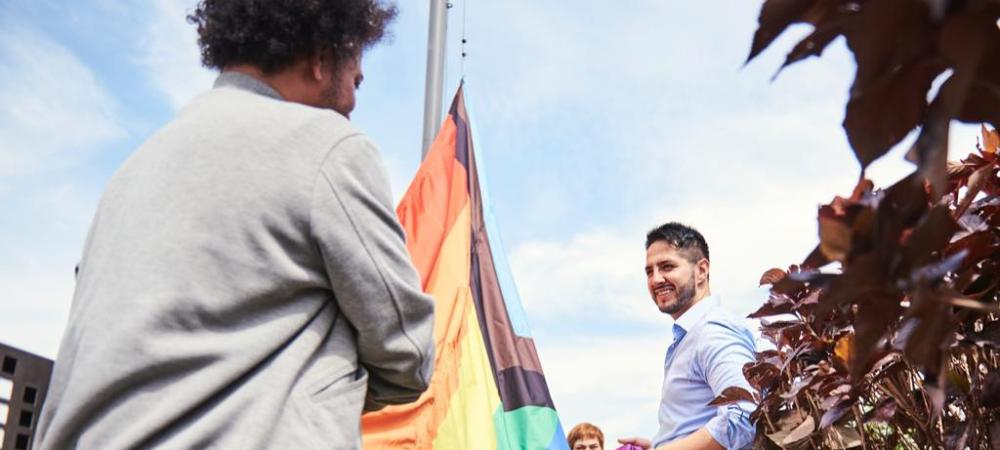 En la Alcaldía de Medellín se izó la bandera LGBTI en el Día Contra la Homofobia, Bifobia y Transfobia