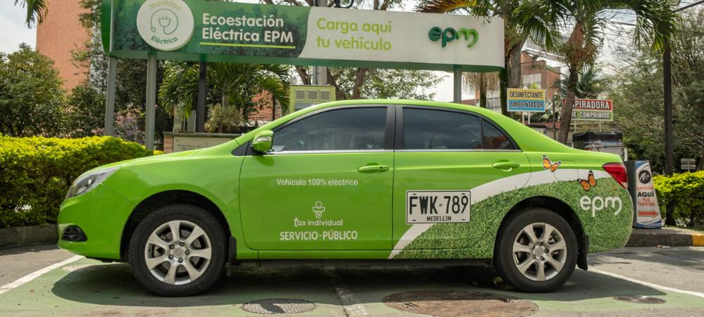“Las sensaciones de conducir un vehículo eléctrico son de otro mundo”: Manuel Ariza, taxista de Medellín